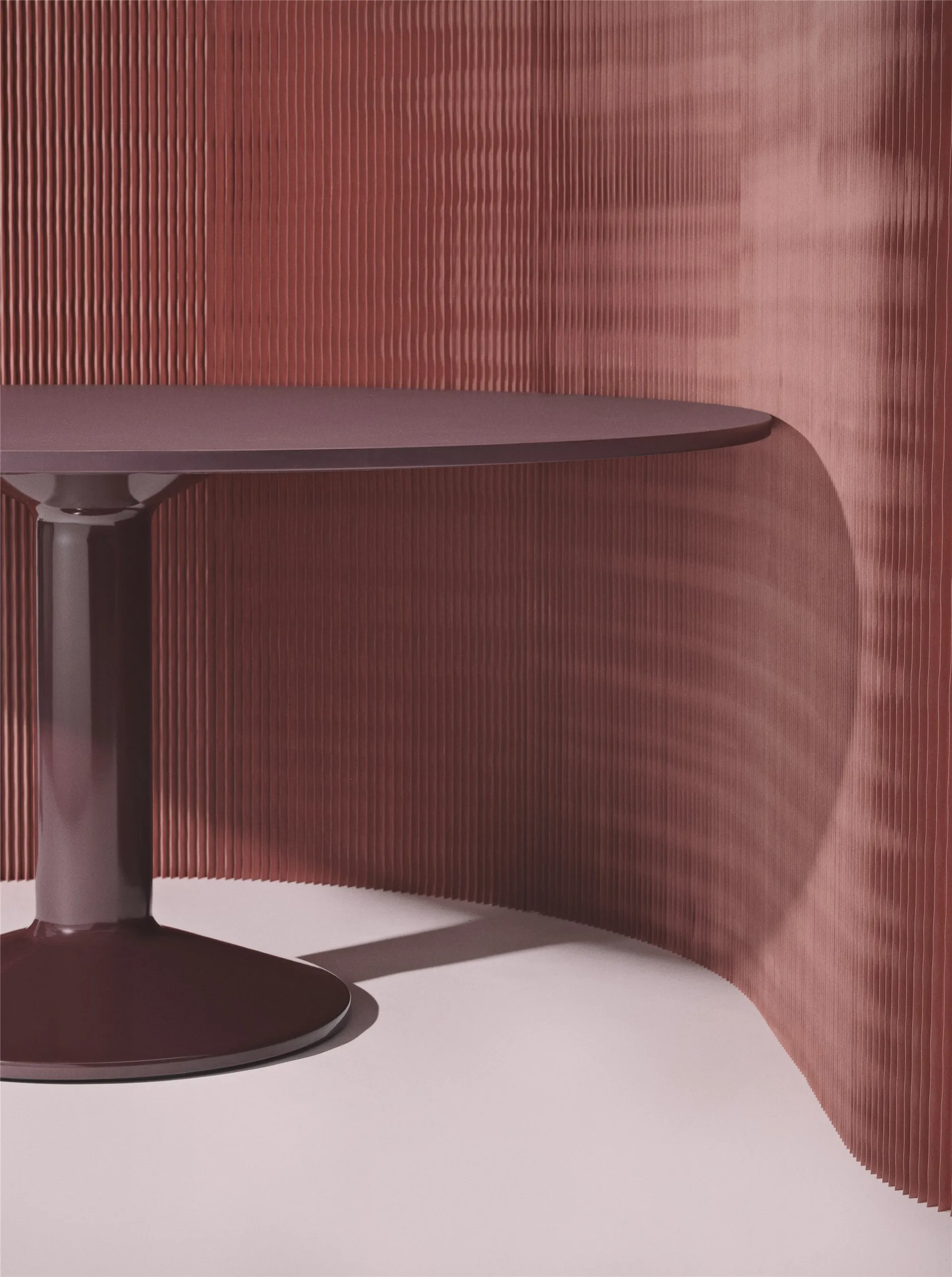 Mesa pedestal Midst, Dark red linoleum-dark red, Ø160 cm Muuto