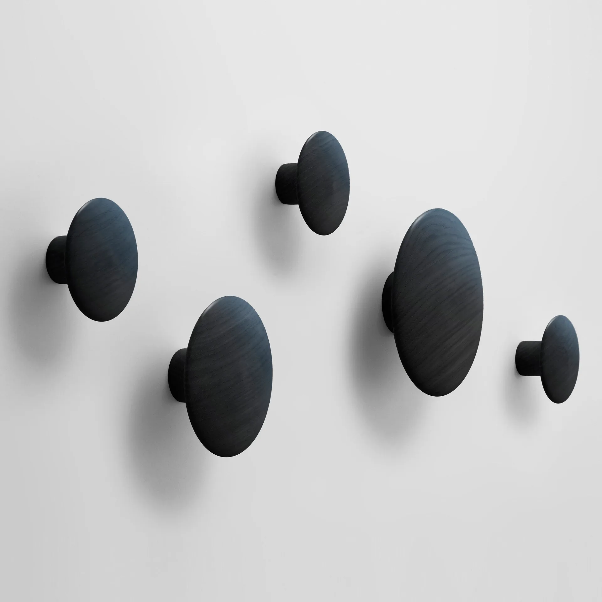 Perchero de pared The Dots, negro, grande Muuto