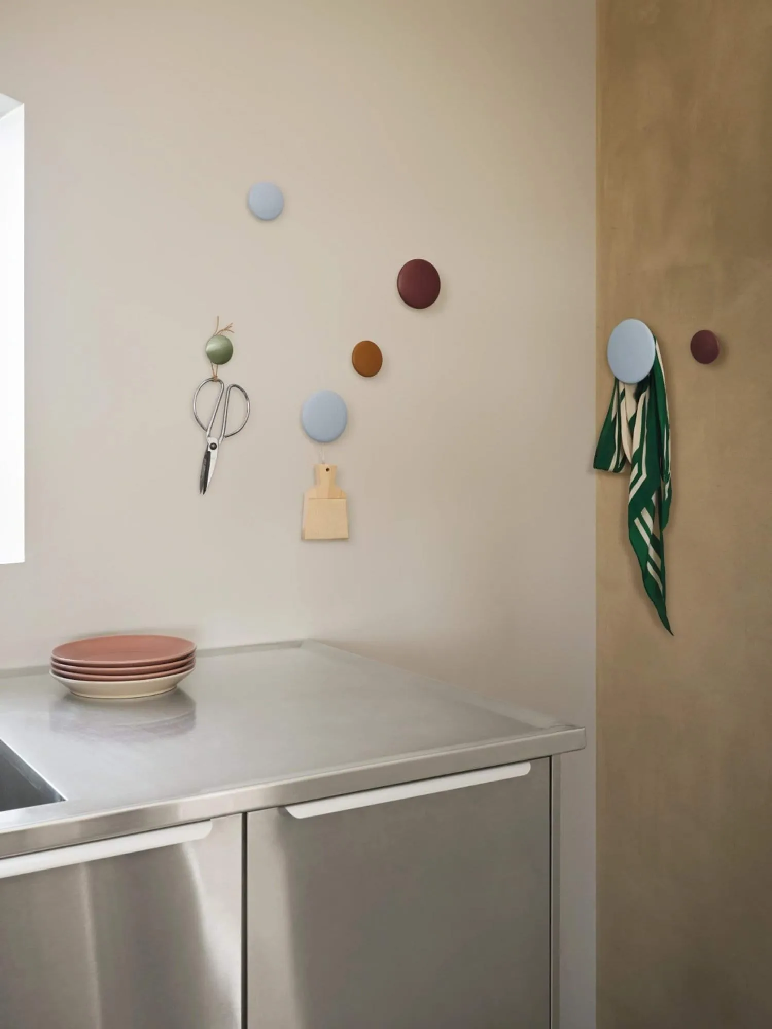 Set de 5 colgadores de pared The Dots, negro Muuto