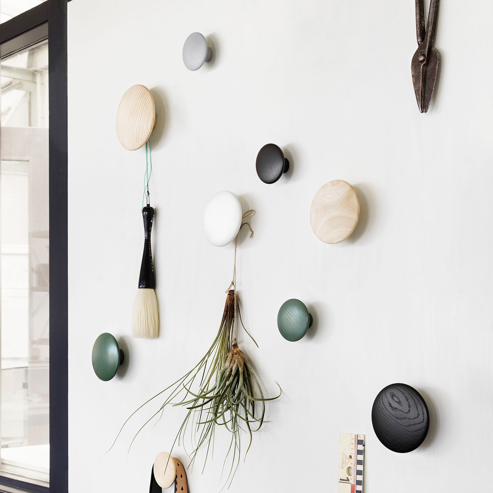 Set de 5 colgadores de pared The Dots, roble