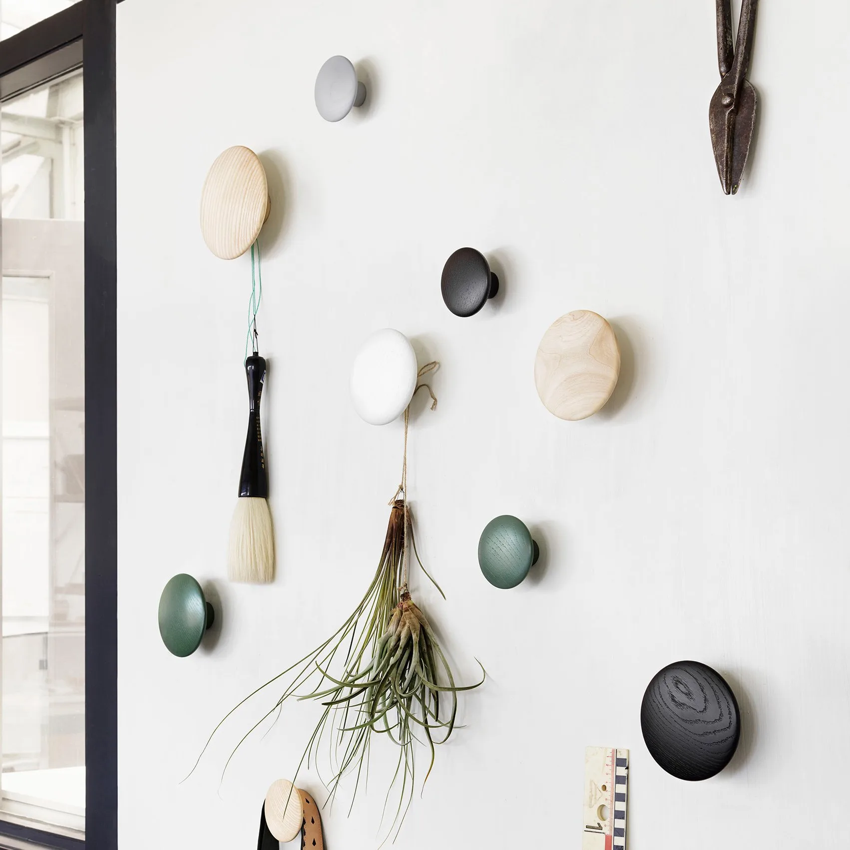 Set de 5 colgadores de pared The Dots, negro Muuto