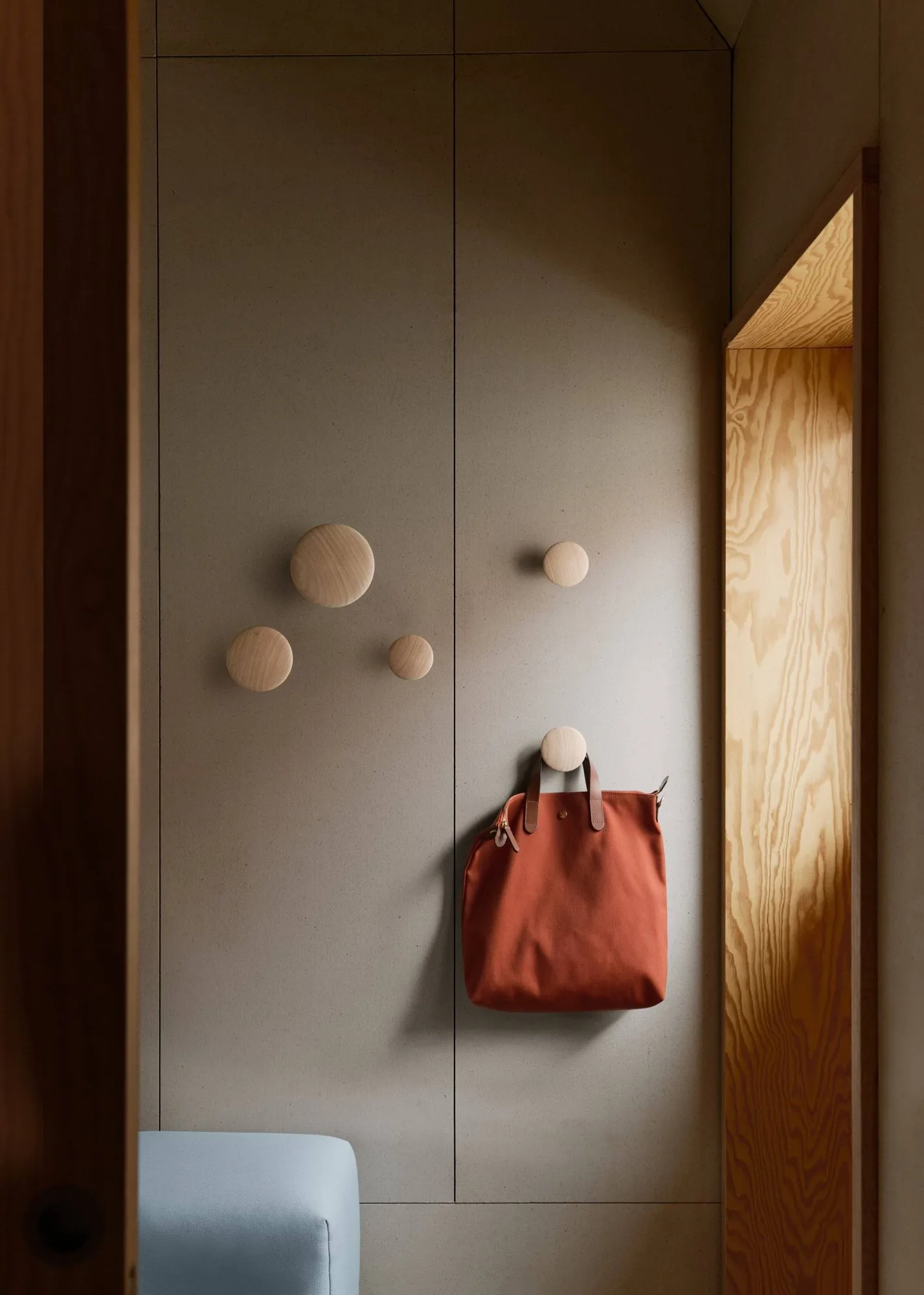 Set de 5 colgadores de pared The Dots, roble Muuto