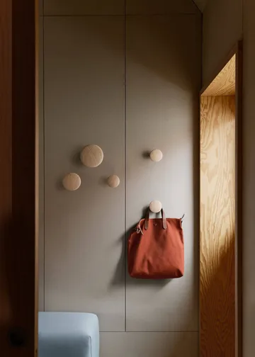 Set de 5 colgadores de pared The Dots - roble - Muuto