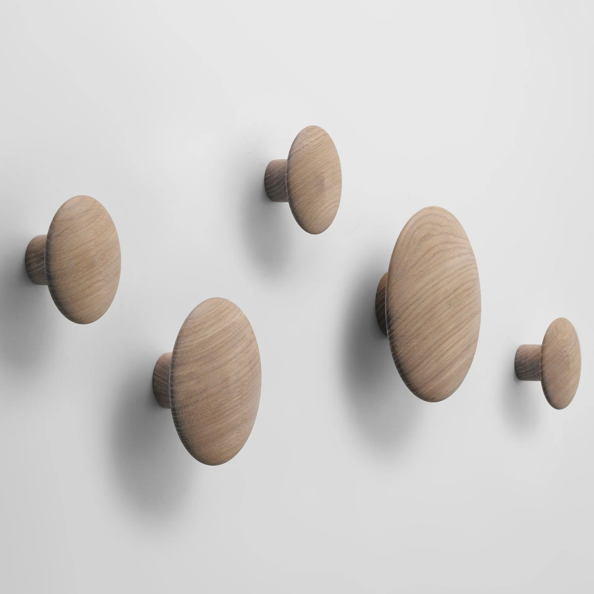 Set de 5 colgadores de pared The Dots, roble Muuto