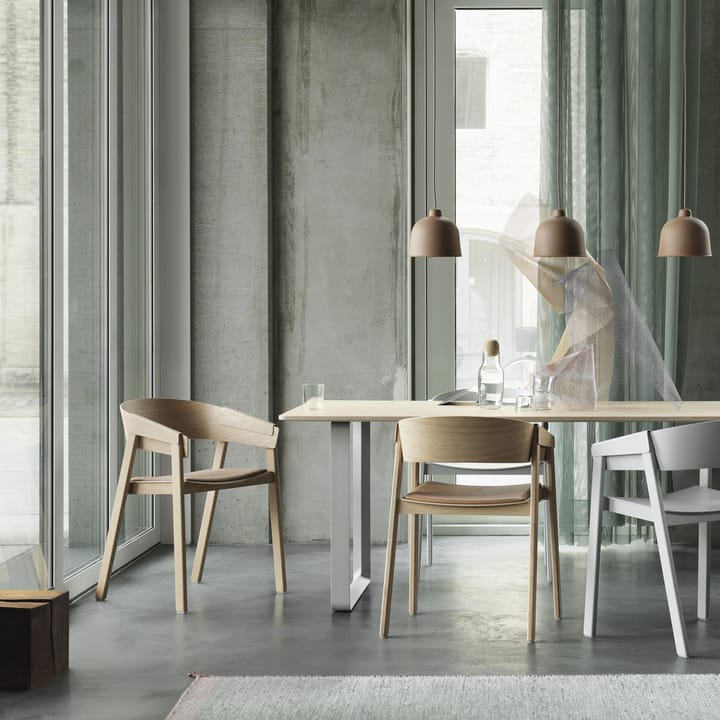 Silla con reposabrazos Cover, roble Muuto