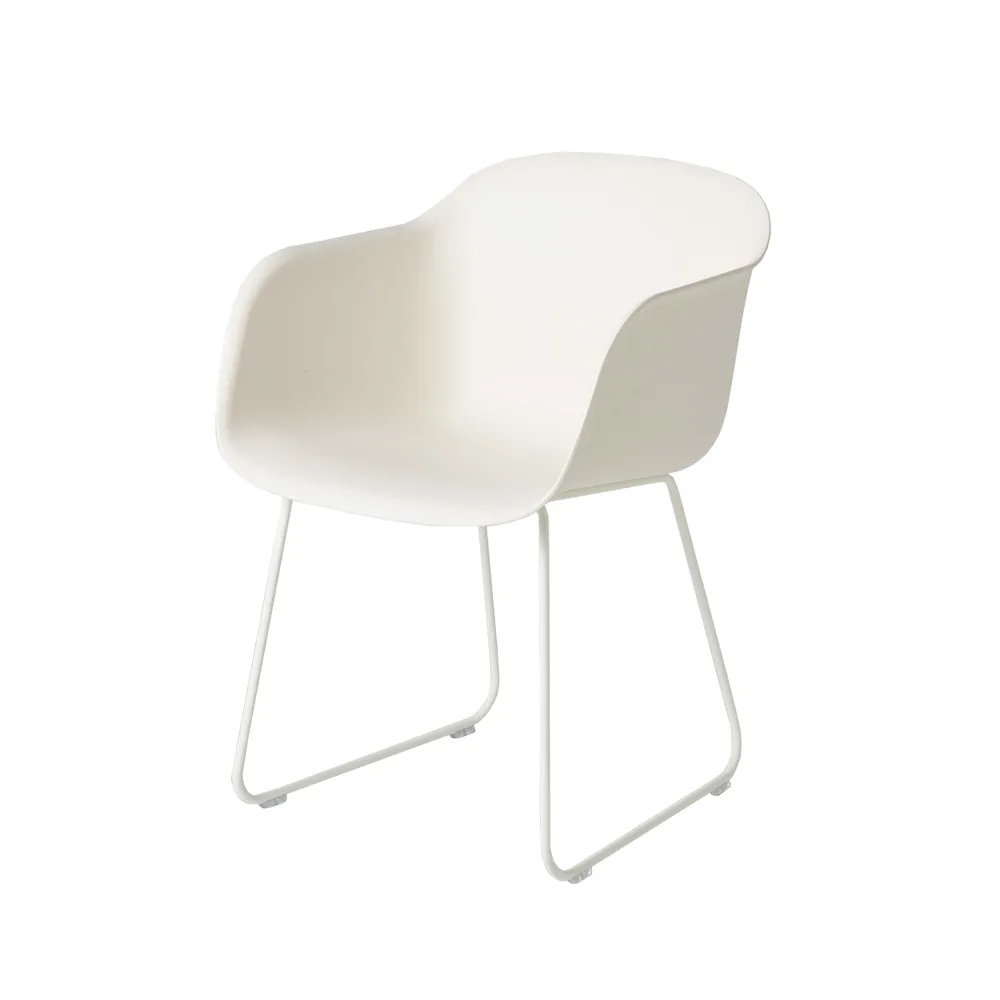 Silla con reposabrazos Fiber base trineo, Natural white, base blanca Muuto