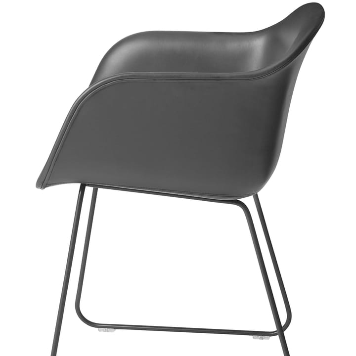 Silla con reposabrazos Fiber base trineo, Refine leather cognac-negro Muuto