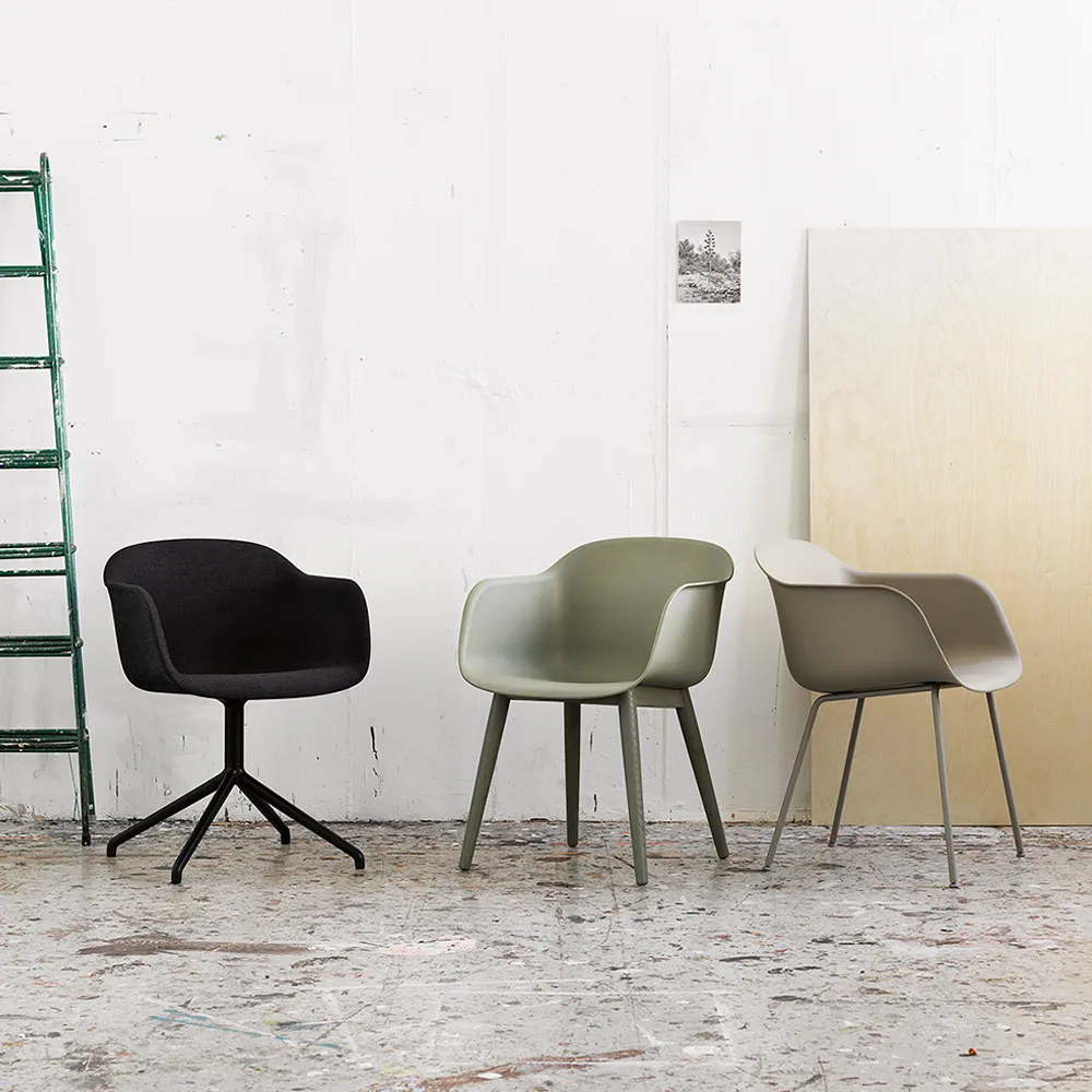 Silla con reposabrazos Fiber base tubo, Refine leather cognac-Black Muuto
