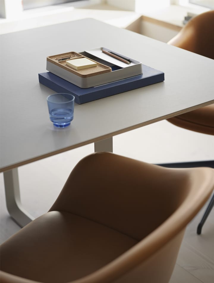Silla con reposabrazos Fiber Conference patas de madera, Refine leather cognac-oak Muuto