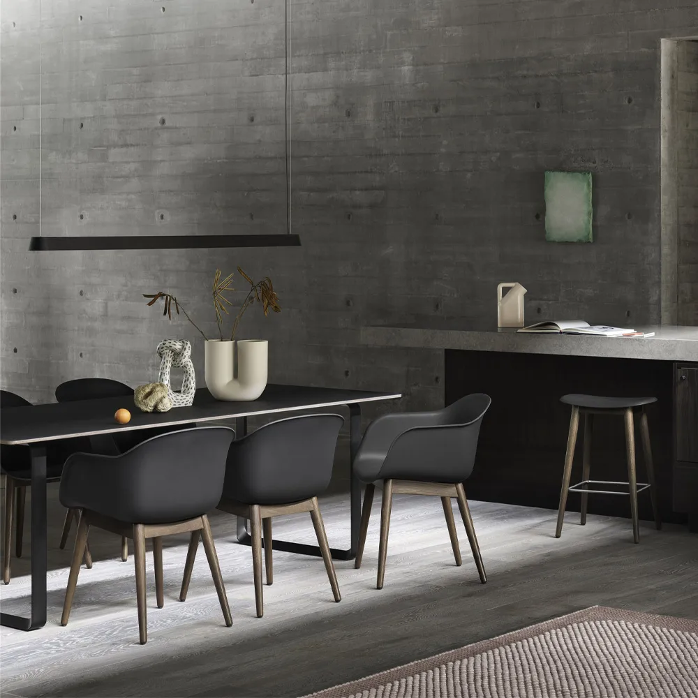 Silla con reposabrazos Fiber patas madera, Cuero stone, patas de roble teñidas de marrón Muuto