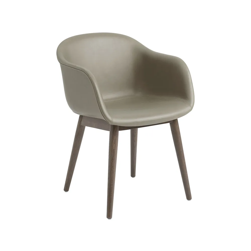 Silla con reposabrazos Fiber patas madera, Cuero stone, patas de roble teñidas de marrón Muuto