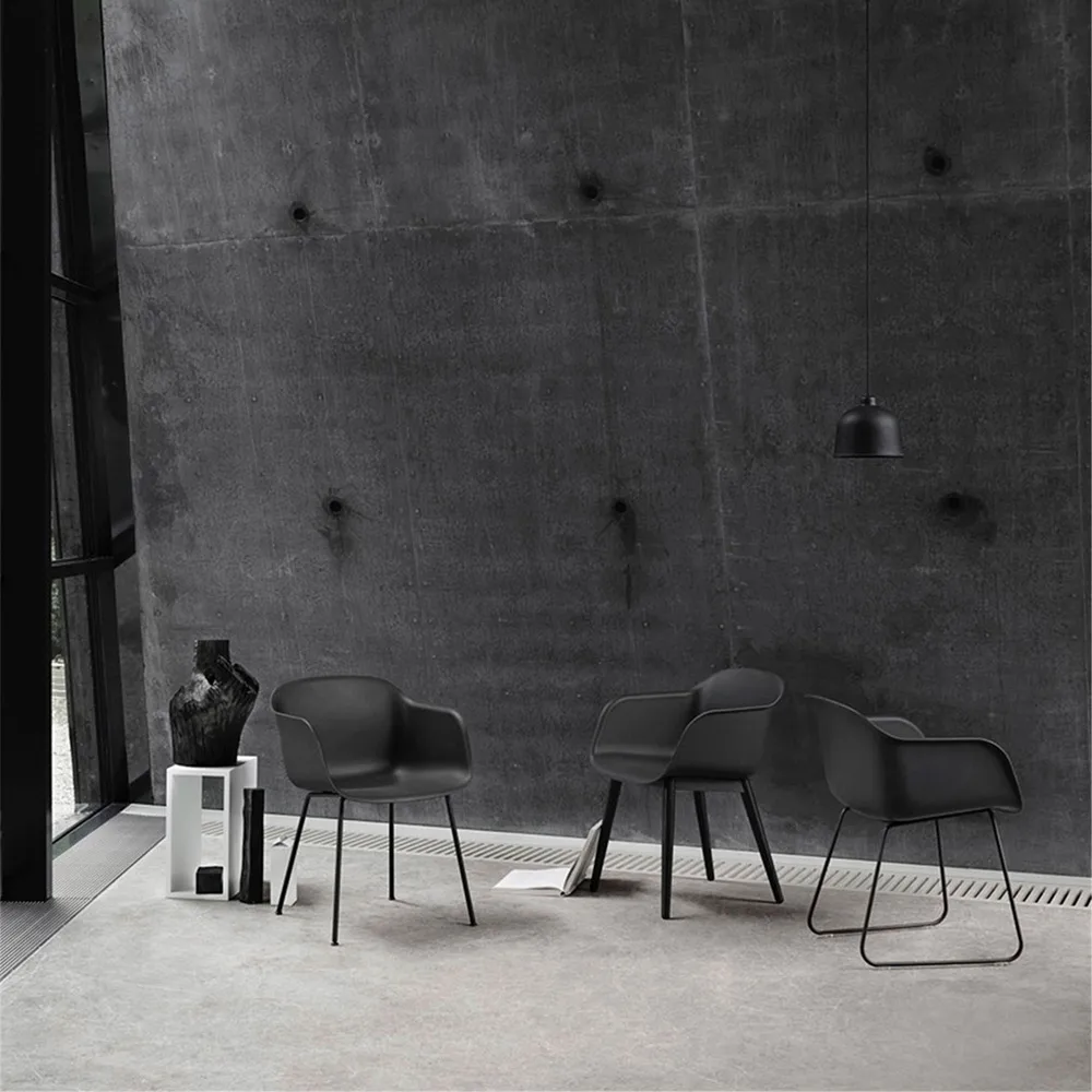 Silla con reposabrazos Fiber patas madera, Dusty green, patas barnizadas de marrón oscuro Muuto