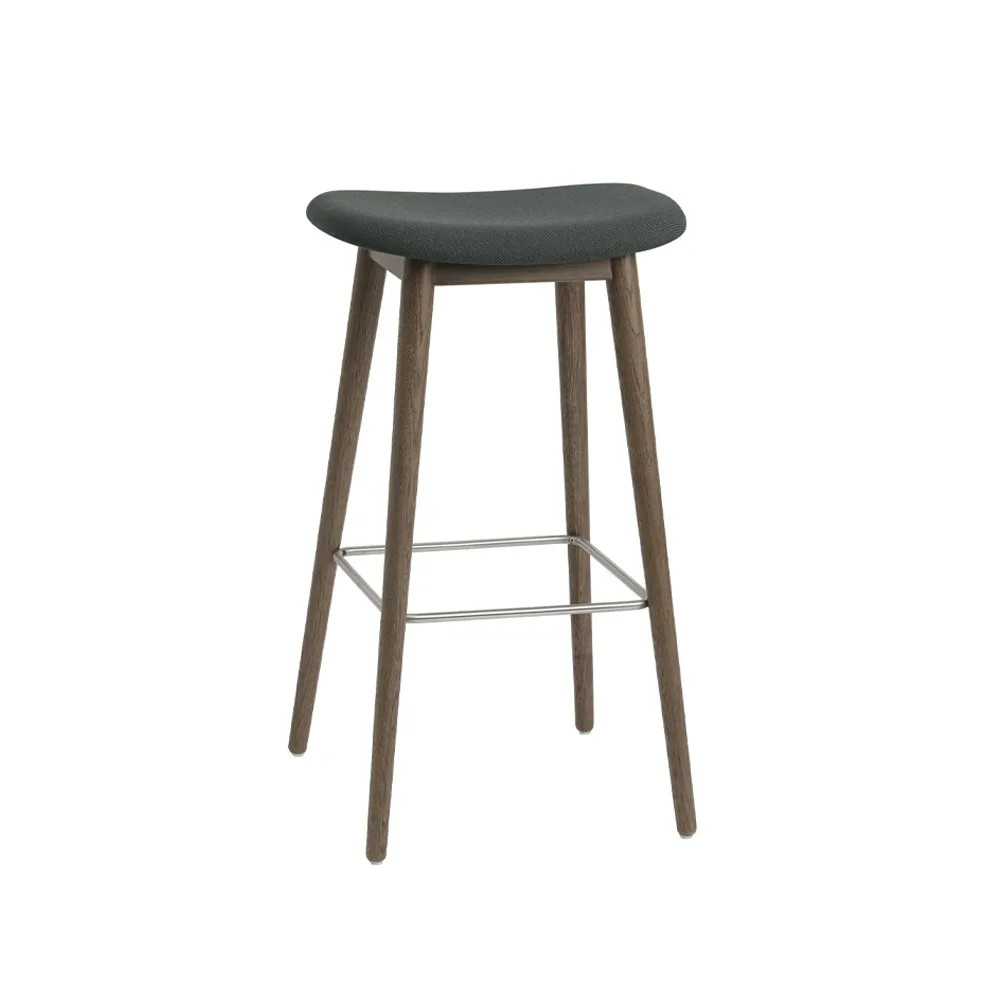 Silla Fiber bar stool 75 cm, Tela twill weave 990 dark green, patas de roble teñidas de marrón Muuto