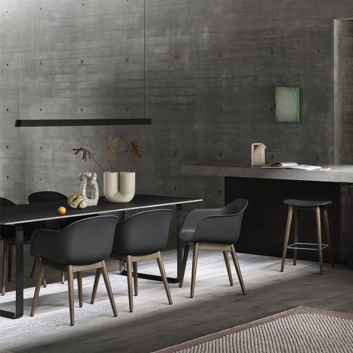 Silla Fiber con reposabrazos y patas de madera, Black-Stained dark brown Muuto