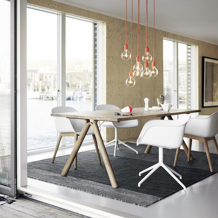 Silla Fiber con reposabrazos y patas de madera, Natural white-Oak Muuto