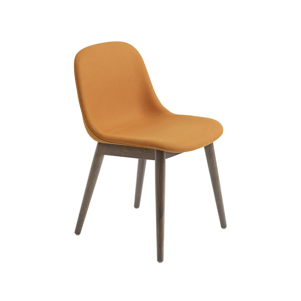 Silla Fiber patas madera, Tela hero 451 naranja, patas de roble teñidas de marrón Muuto