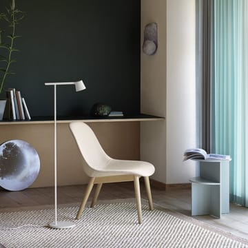 Sillón Fiber base madera - Dusty green, patas barnizadas de marrón oscuro - Muuto