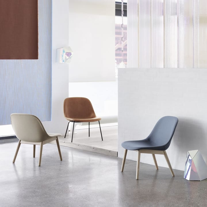 Sillón Fiber base madera, Ochre, patas de roble Muuto