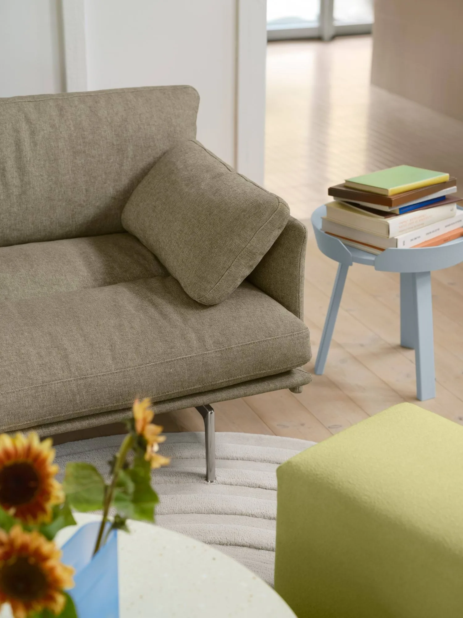 Sofá Outline Soft, Arcilla 15-patas de aluminio, 3 plazas Muuto