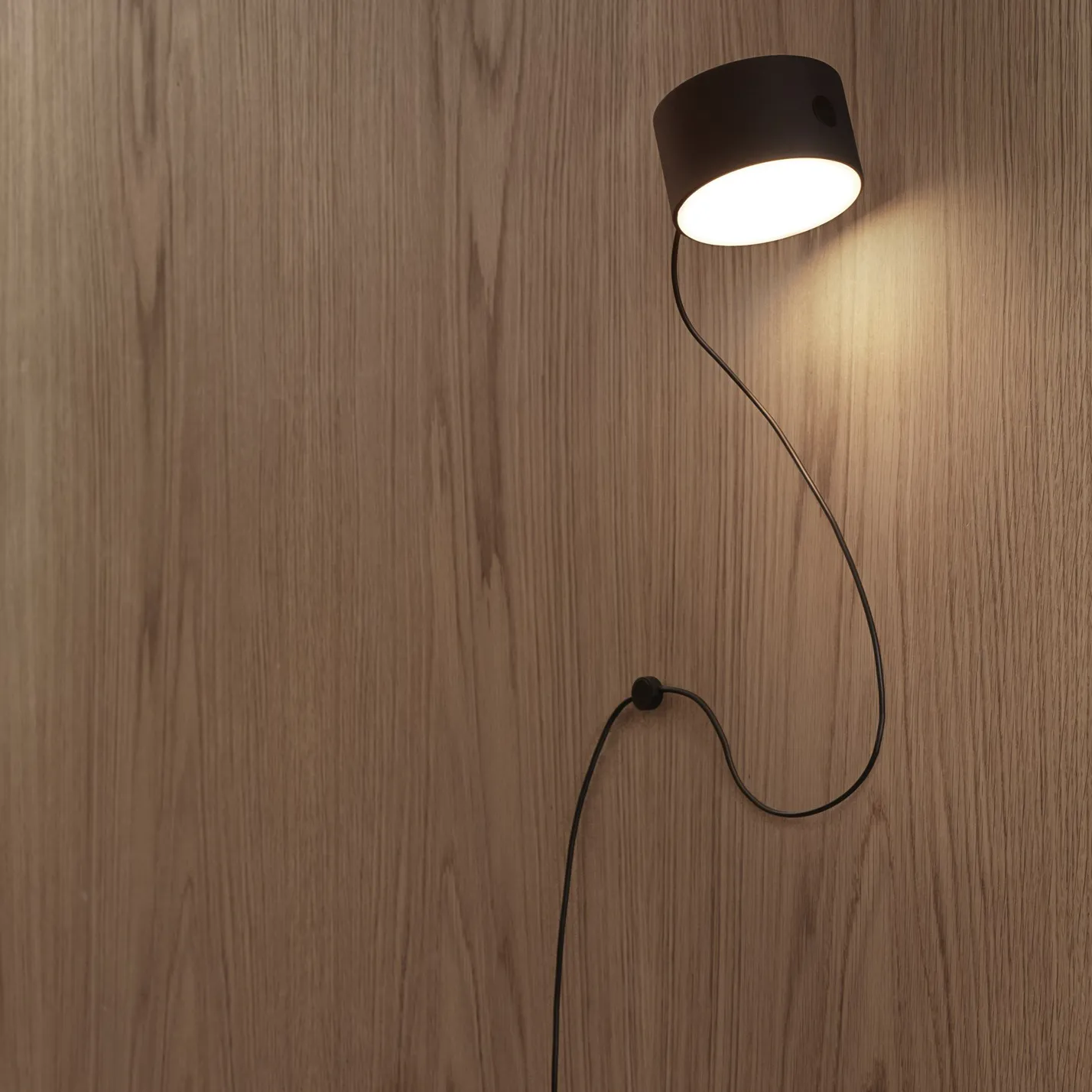 Soporte de cable para lámpara de pared Post, negro Muuto