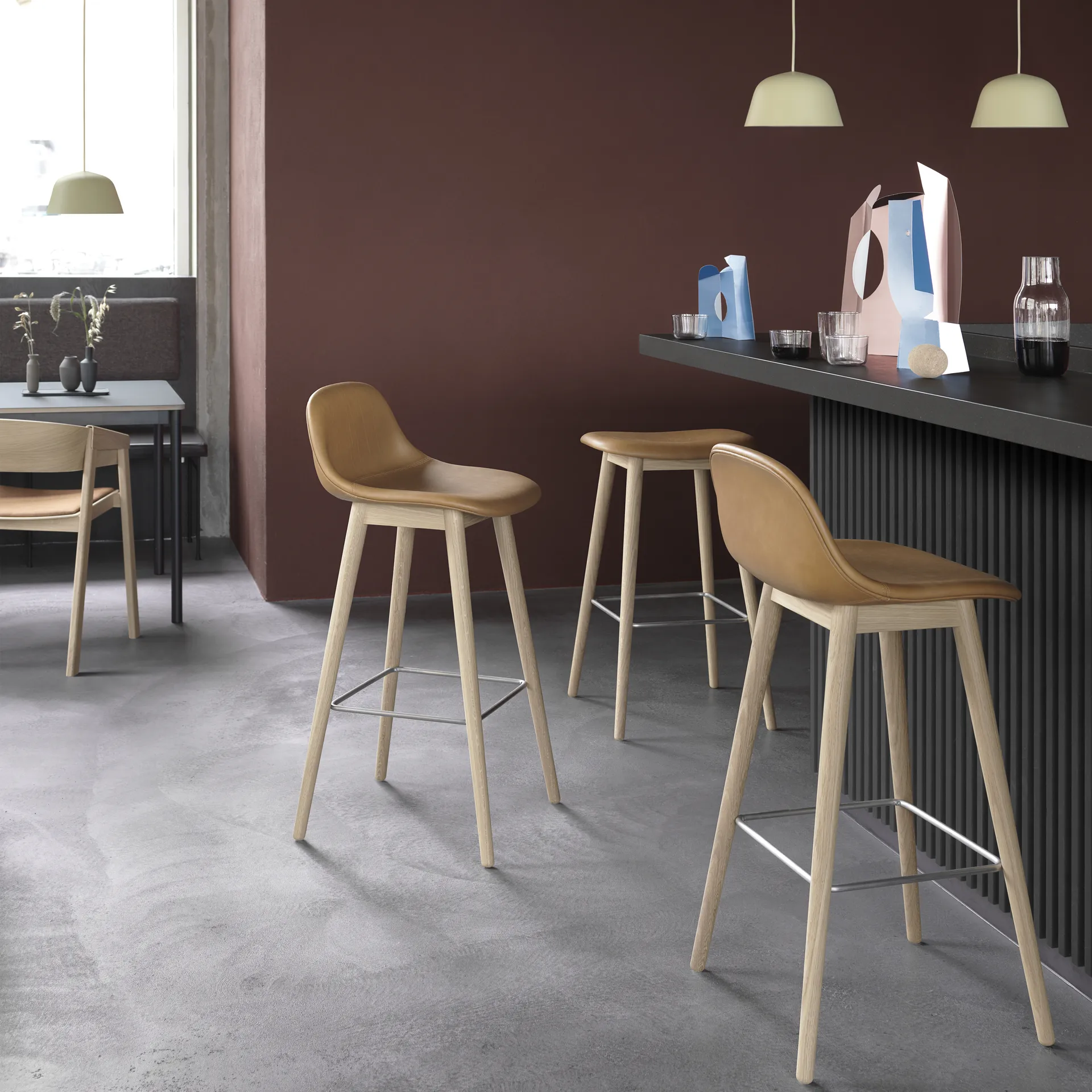Taburete bar con respaldo Fiber 65 cm, Natural white-patas de roble Muuto