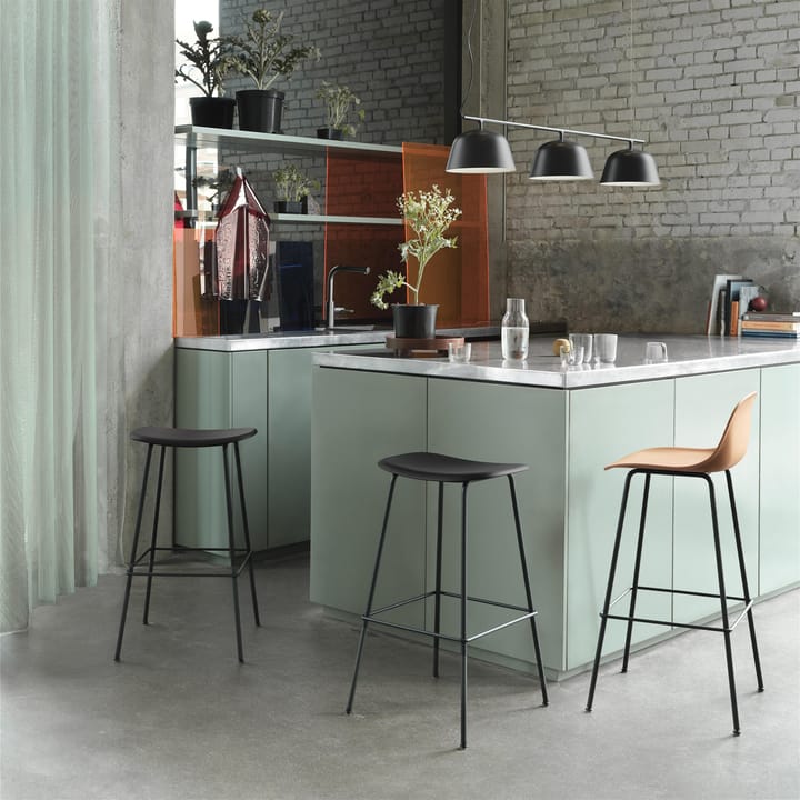 Taburete bar con respaldo Fiber Tube 65 cm, ockra-negro Muuto