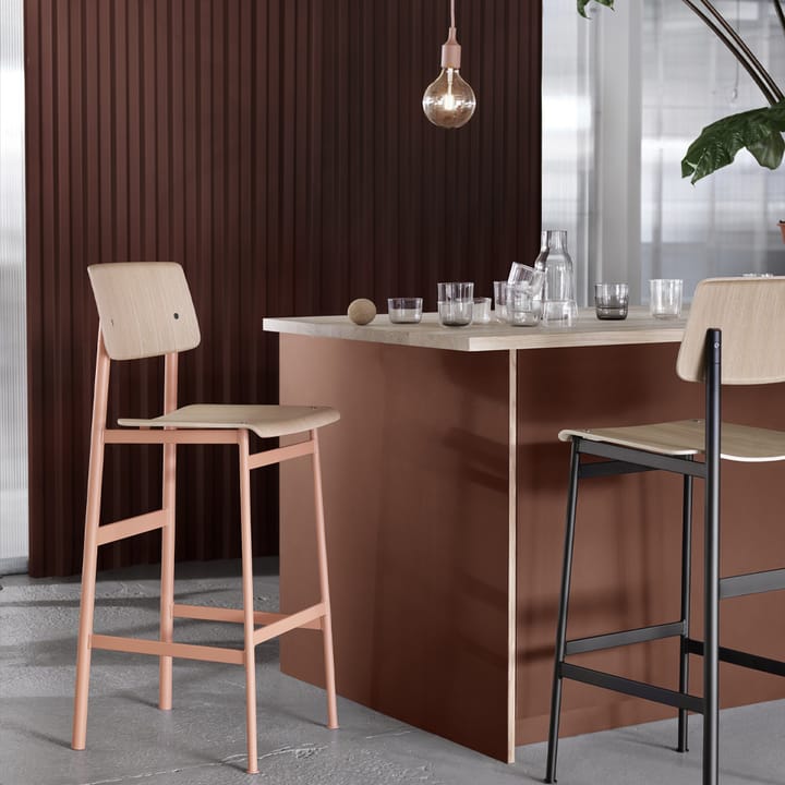 Taburete bar Loft, Oak, alto, base de acero en color negro Muuto