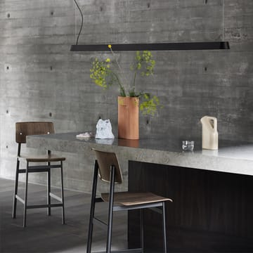 Taburete bar Loft - Oak, alto, base de acero en color negro - Muuto