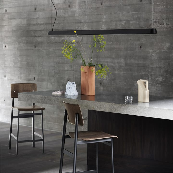 Taburete bar Loft, Oak, alto, base de acero en color negro Muuto