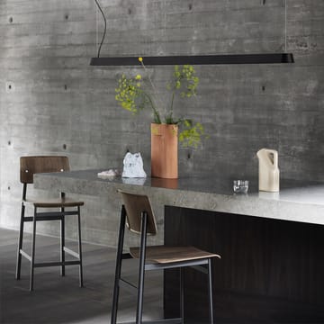 Taburete bar Loft - Stained dark brown, alto, base de acero en color negro - Muuto