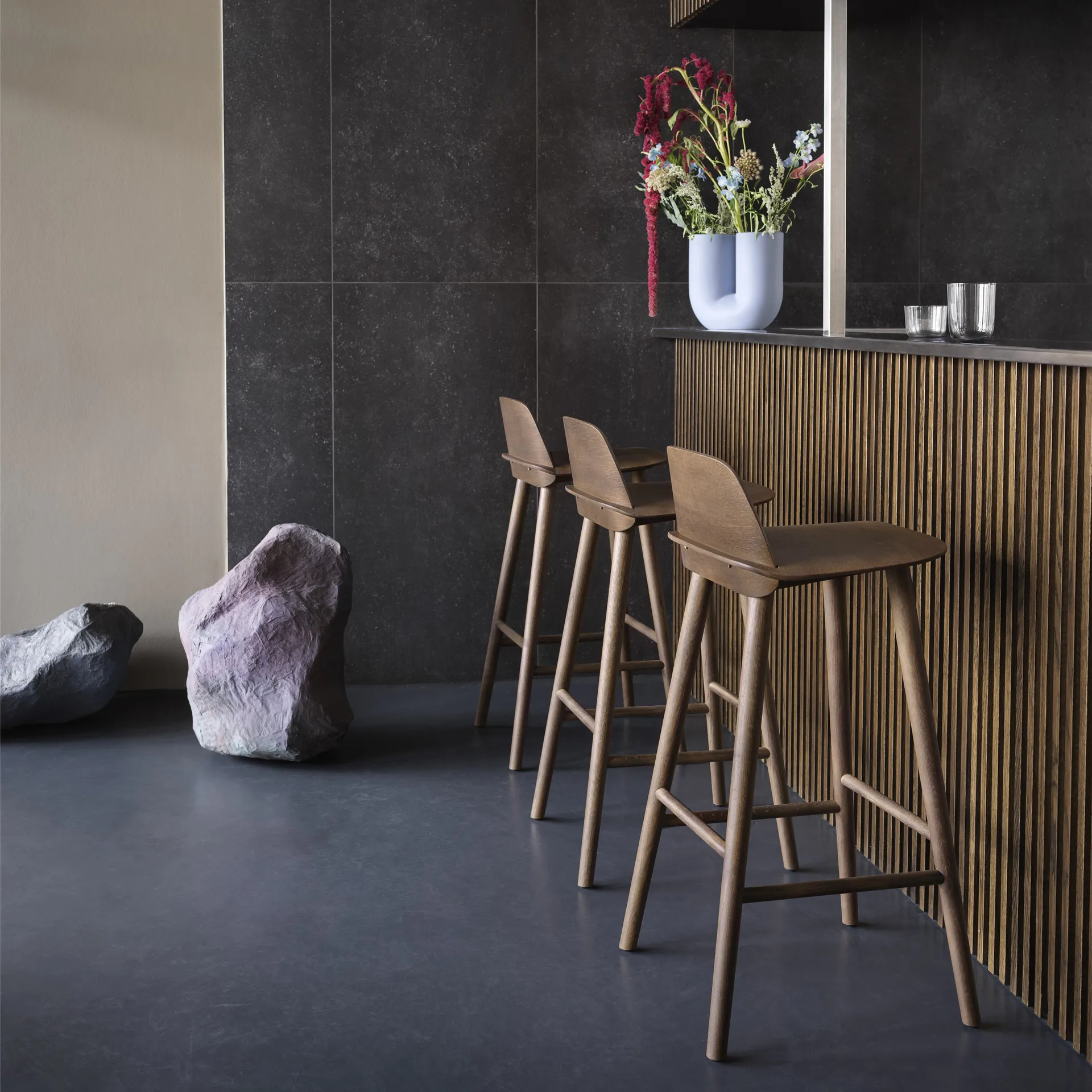 Taburete de bar Nerd 65 cm, Stained dark brown Muuto