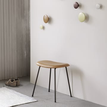 Taburete Fiber - Black, patas madera - Muuto