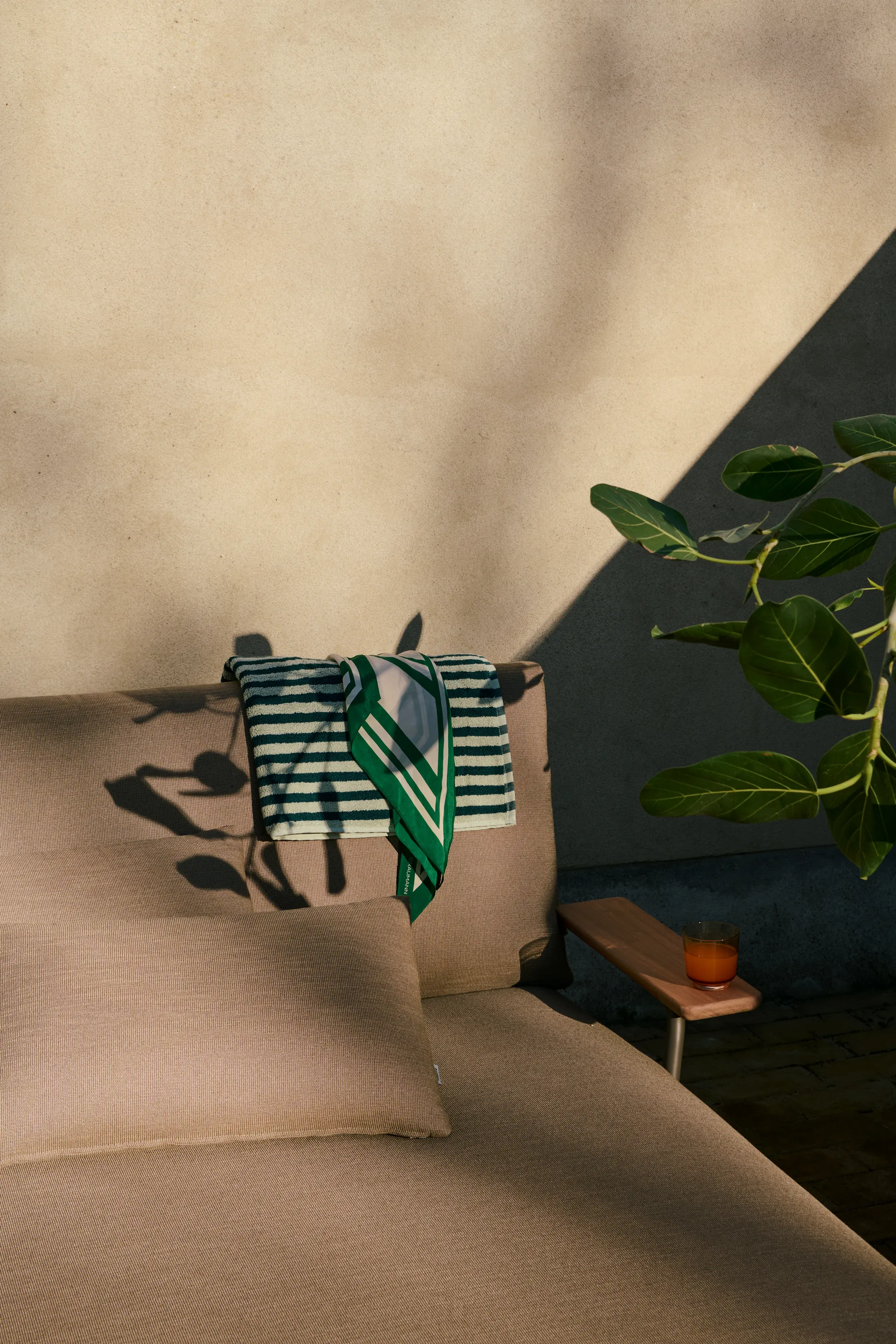 Tumbona Settle , Ribbed Weave 5-topo, con reposabrazos Muuto