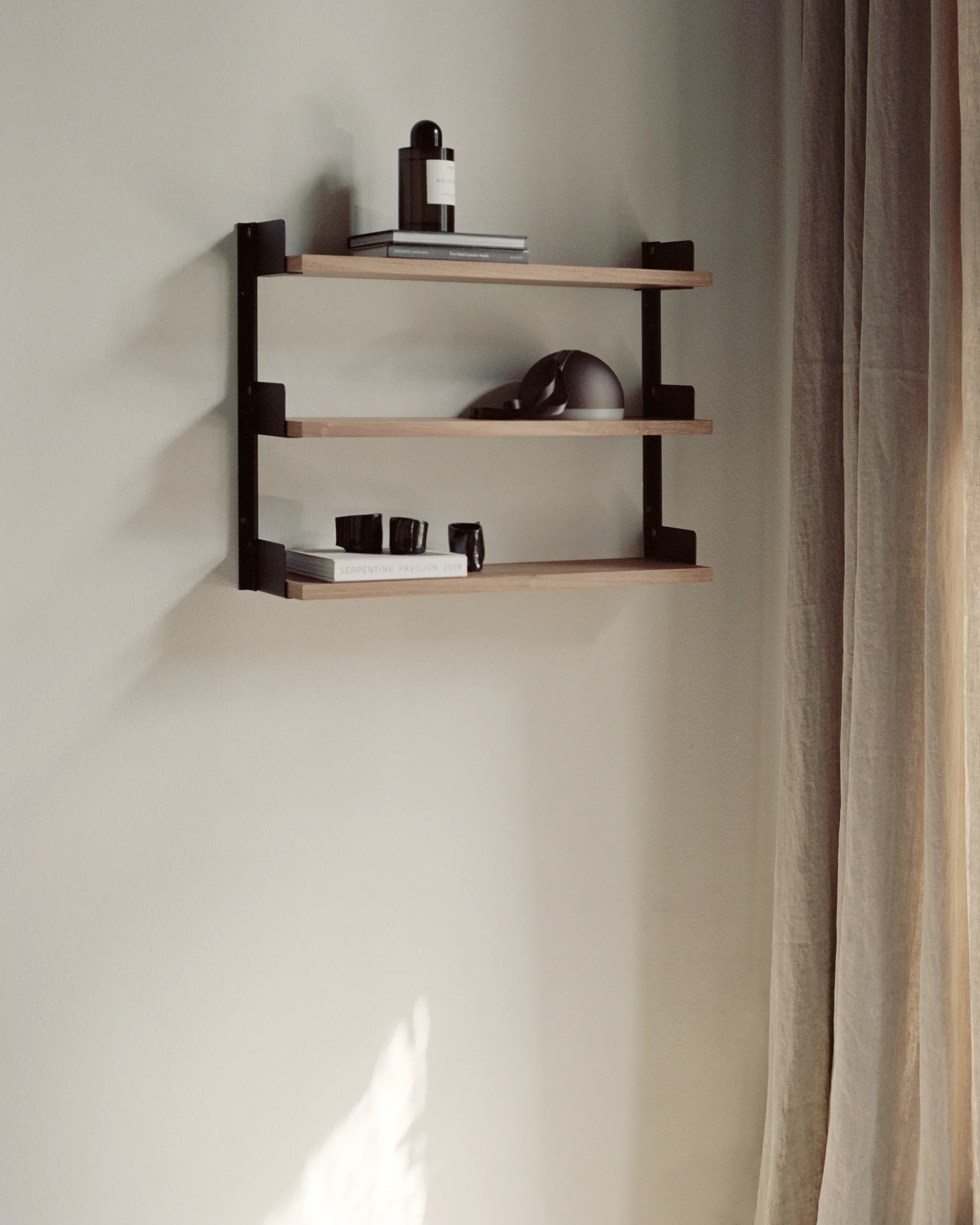 Estantería de pared New Works Tea Shelf 46x62,5 cm, Nogal New Works