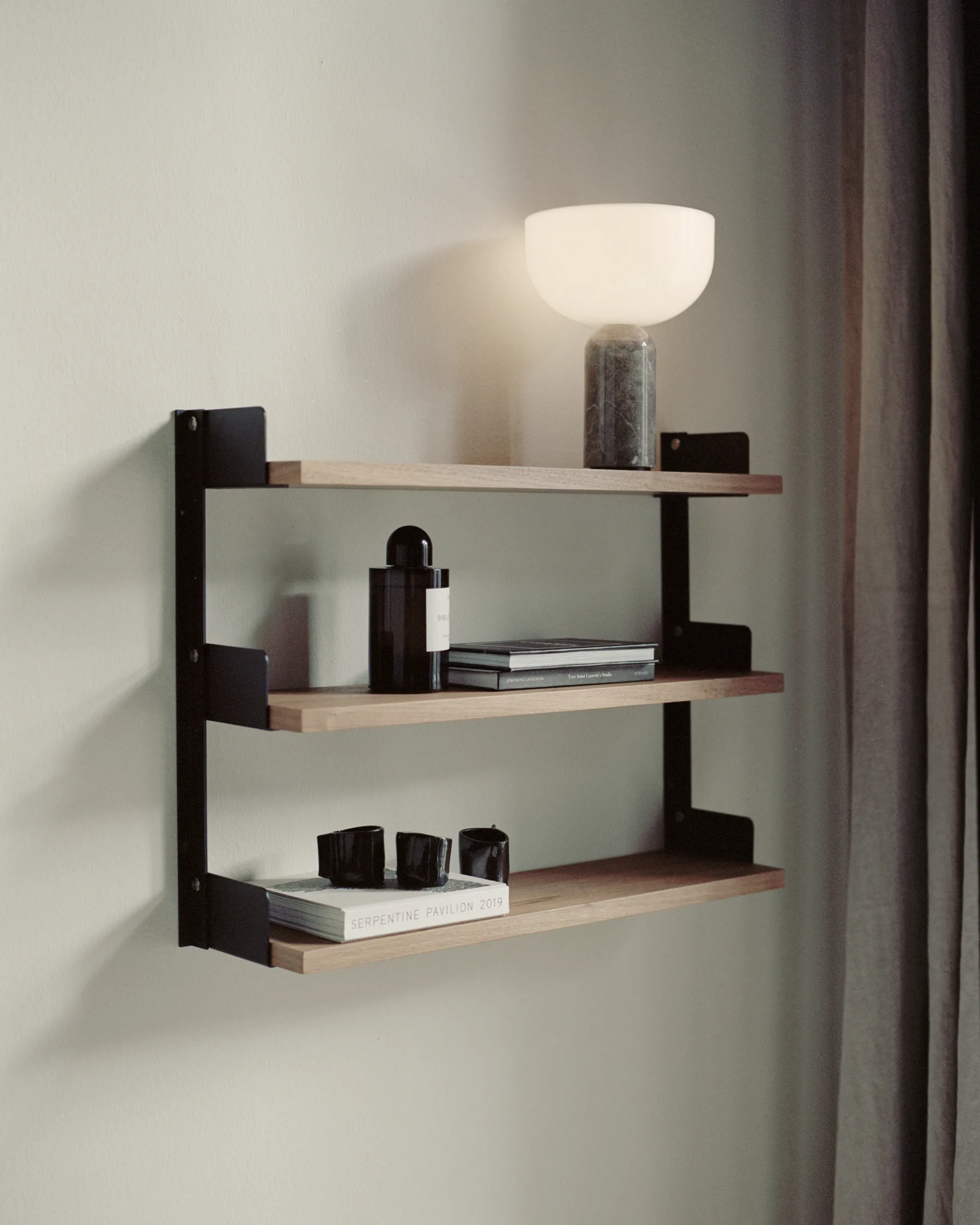 Estantería de pared New Works Tea Shelf 46x62,5 cm, Nogal New Works