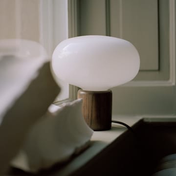Lámpara de mesa Karl-Johan - Smoked oak-White opal glass - New Works