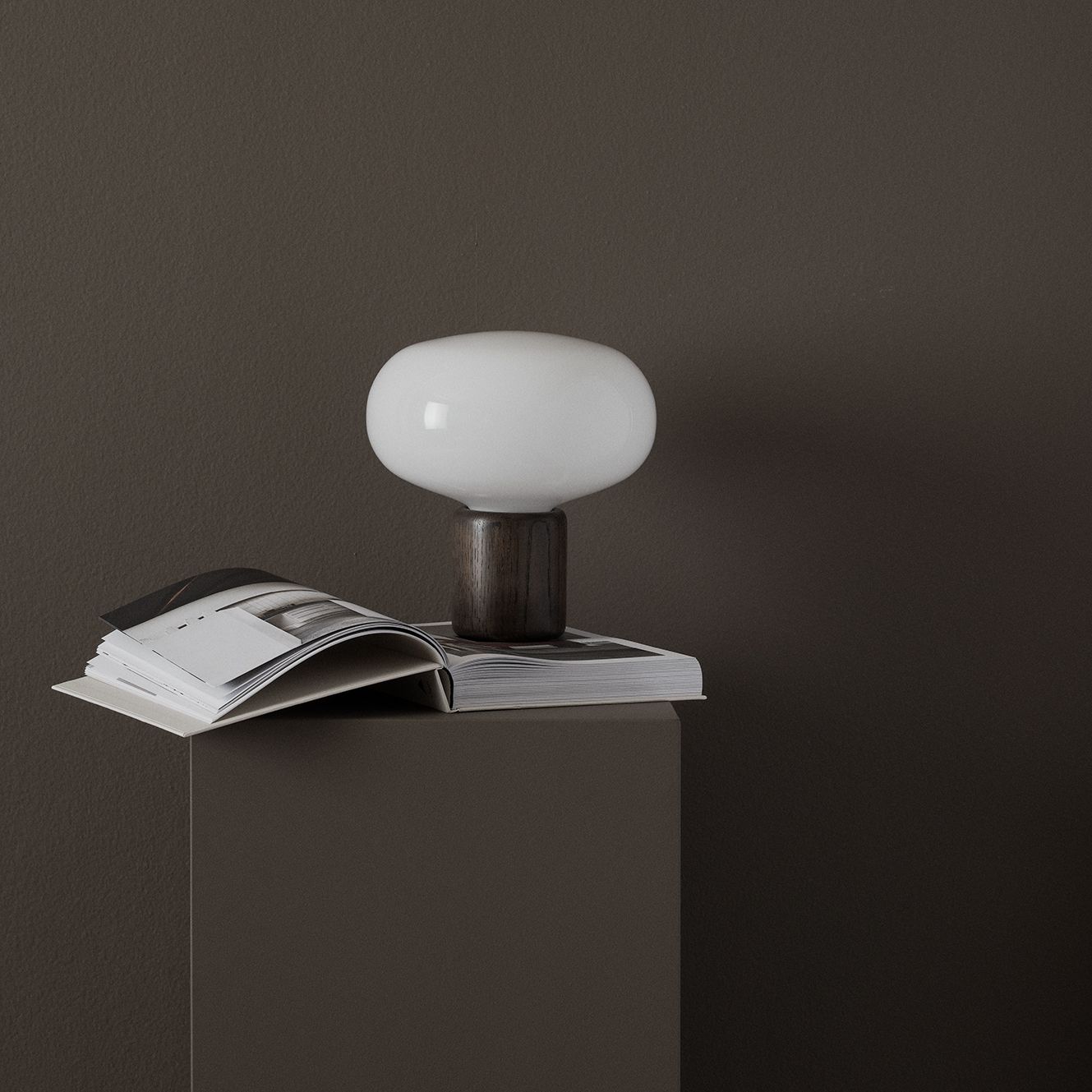 Lámpara de mesa Karl-Johan, Smoked oak-White opal glass New Works
