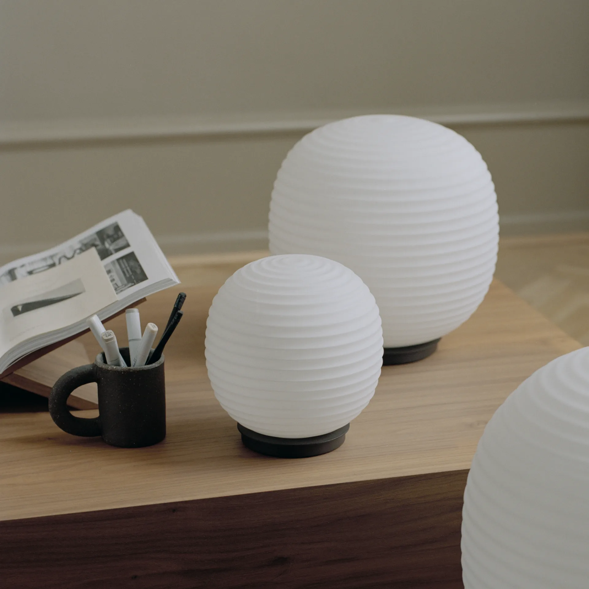 Lámpara de mesa Lantern Globe medium, Frosted White opal glass New Works