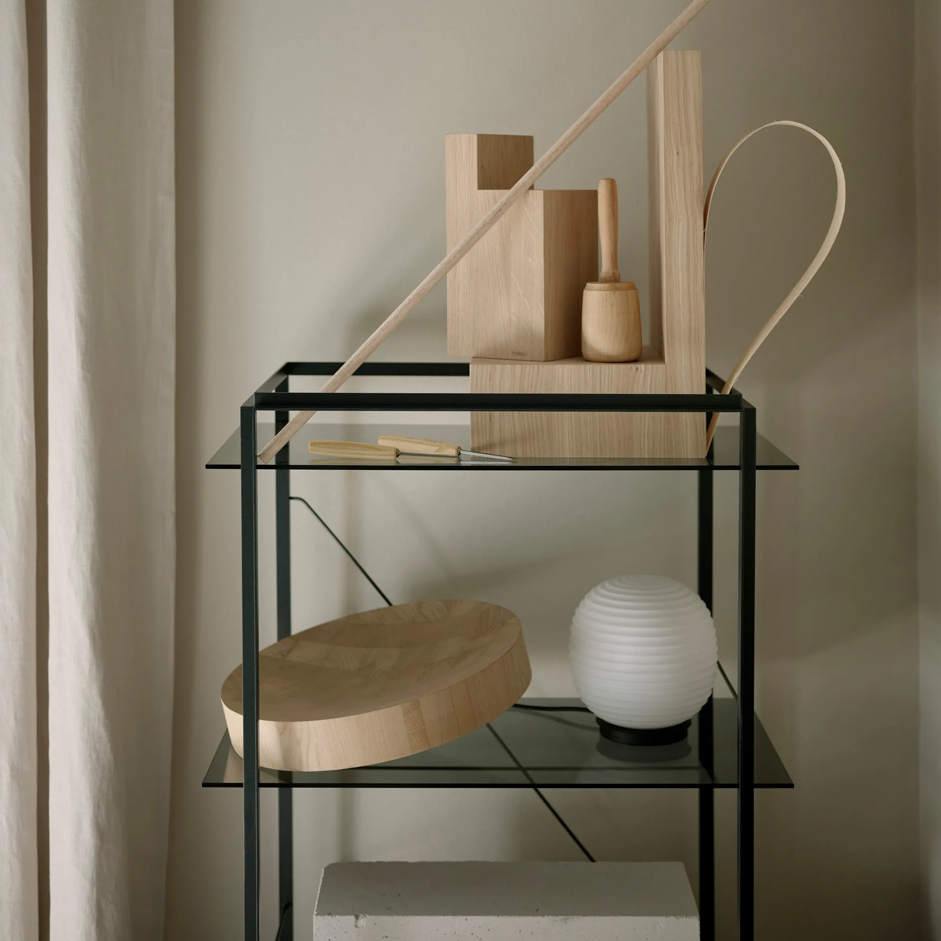 Lámpara de mesa Lantern Globe small, Frosted White opal glass New Works