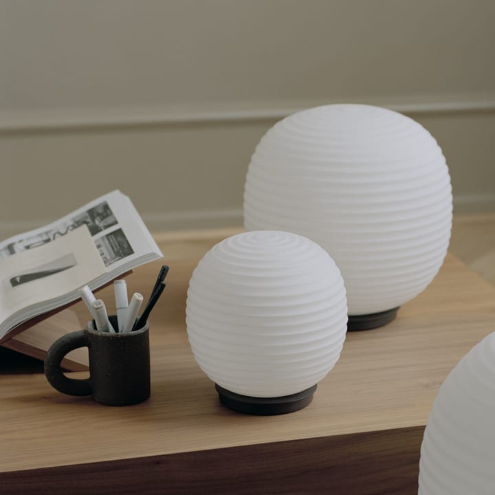 Lámpara de mesa Lantern Globe small, Frosted White opal glass New Works