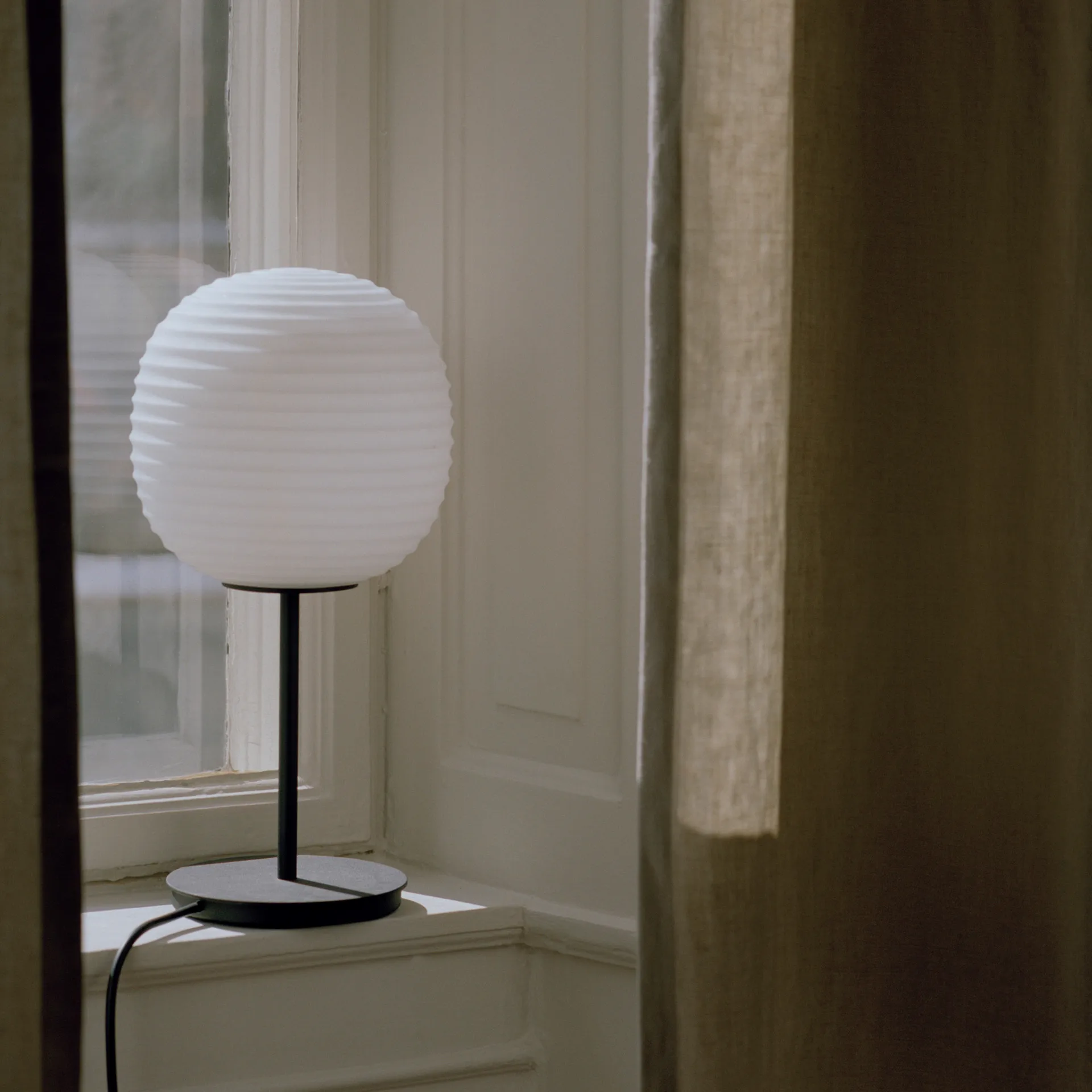 Lámpara de mesa Lantern small, Frosted White opal glass New Works