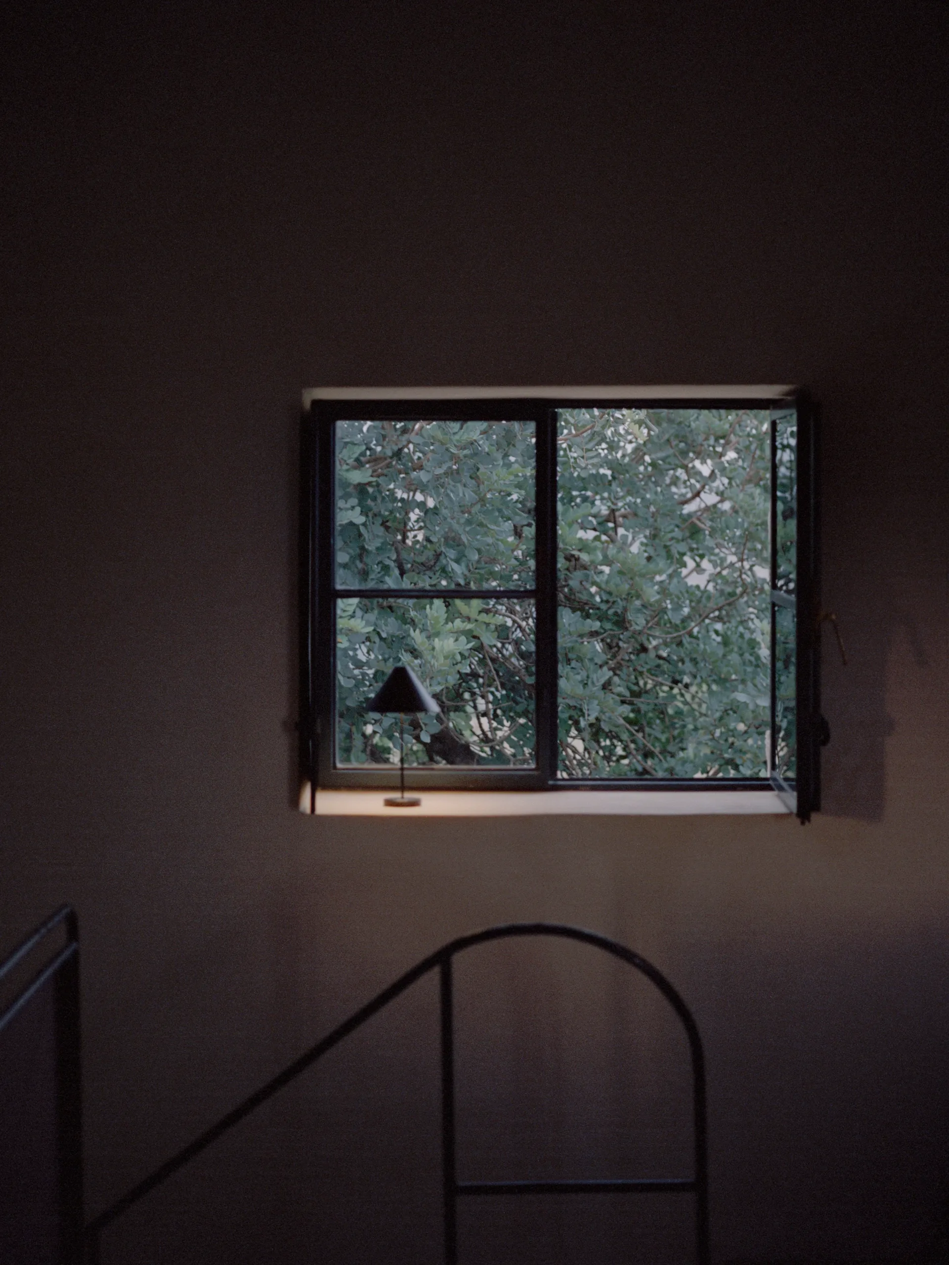 Lámpara de mesa portátil Brolly, Steel black New Works