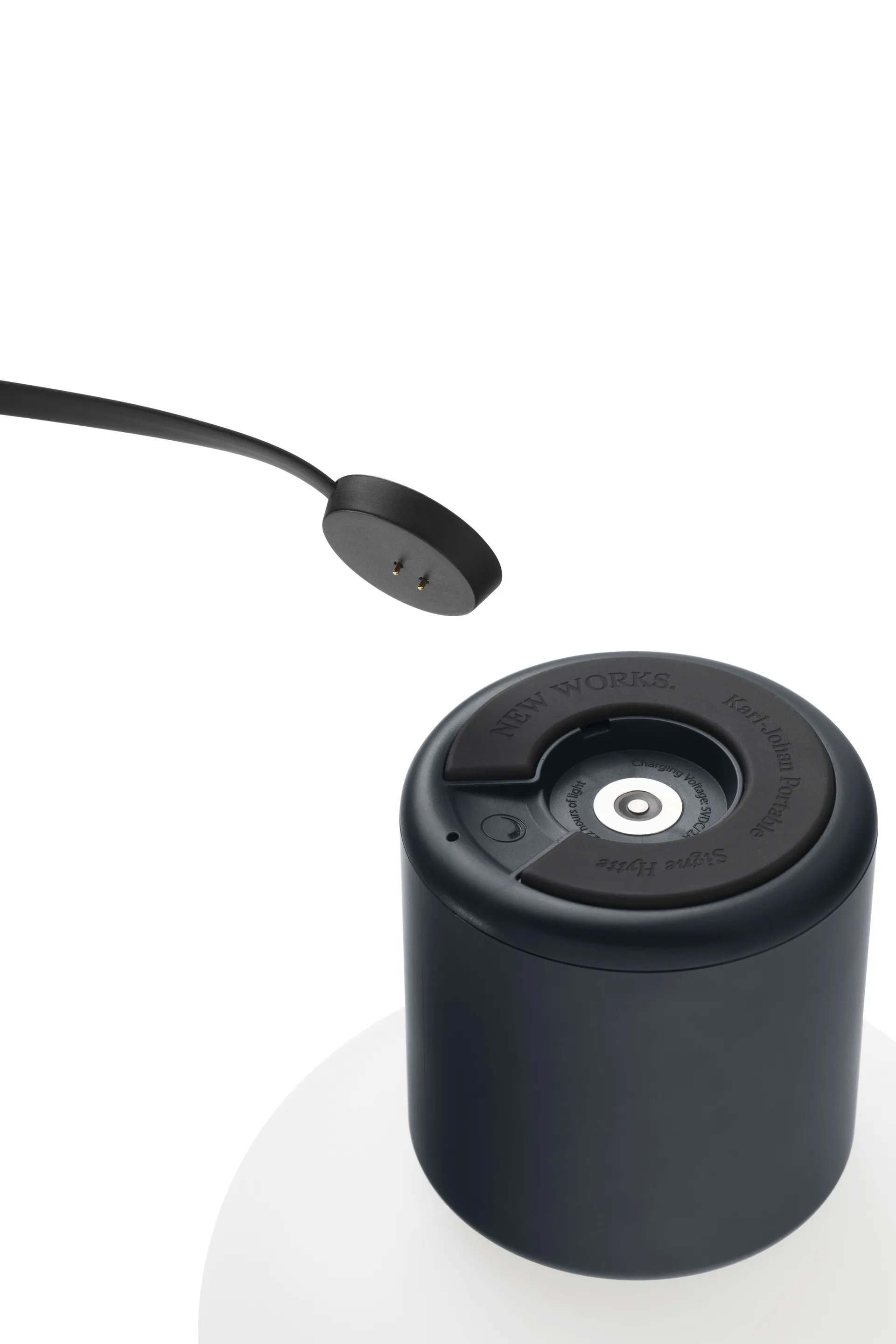 Lámpara de mesa portátil Karl-Johan, Cold black New Works