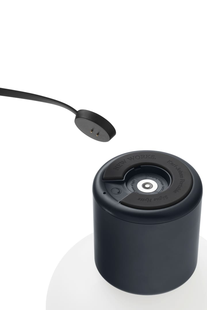 Lámpara de mesa portátil Karl-Johan, Cold black New Works