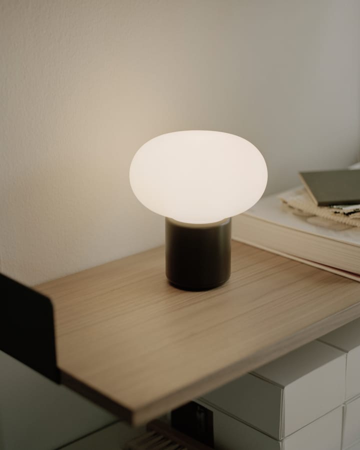 Lámpara de mesa portátil Karl-Johan, Cold black New Works