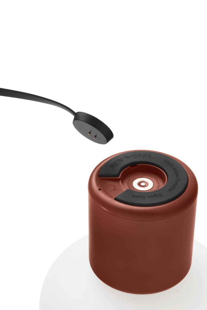 Lámpara de mesa portátil Karl-Johan, Earth red New Works