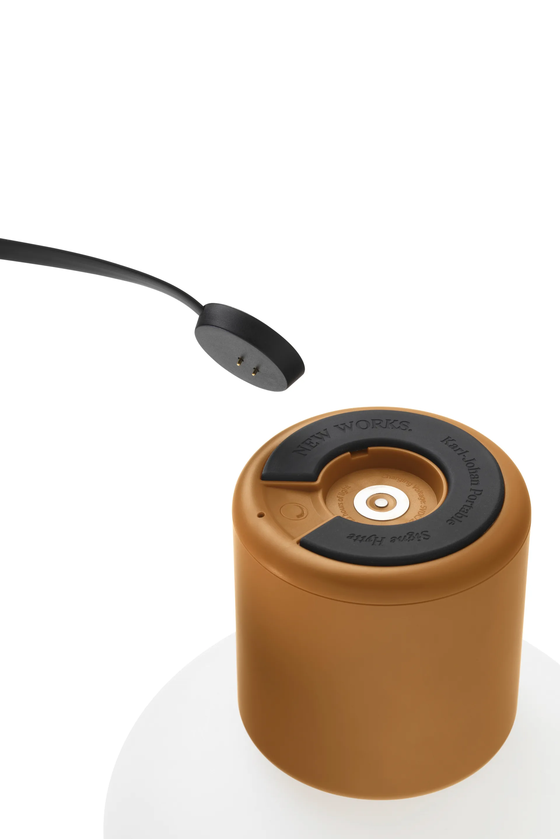 Lámpara de mesa portátil Karl-Johan, Ochre yellow New Works