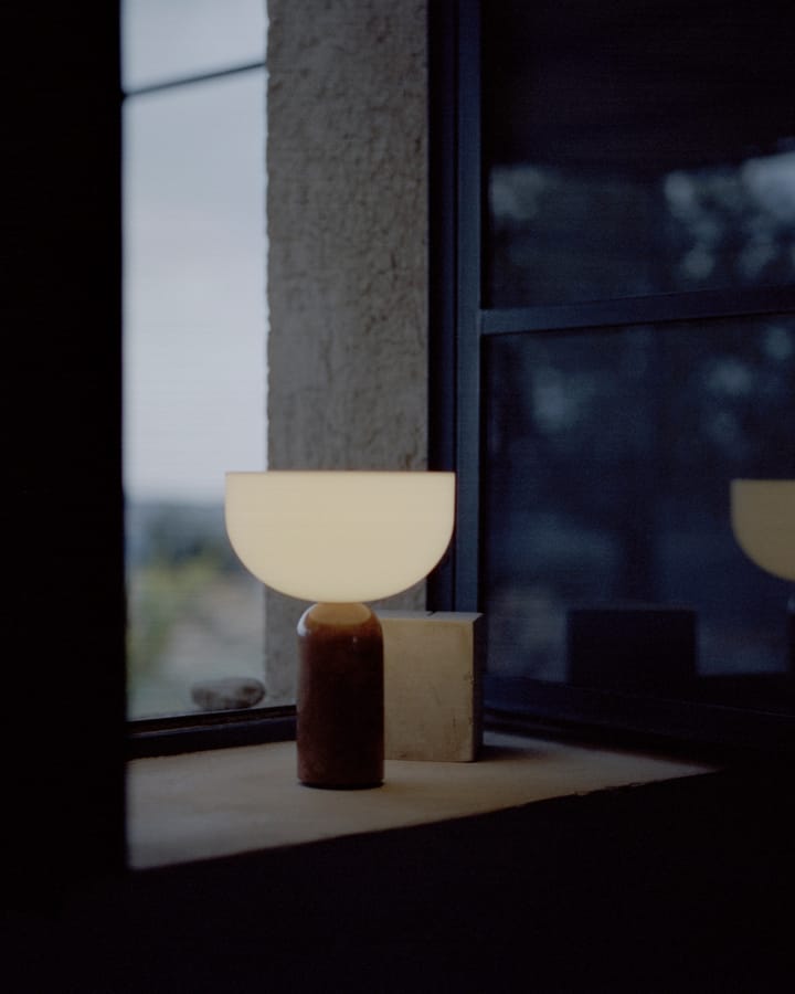 Lámpara de mesa portátil Kizu, Breccia Pernice New Works
