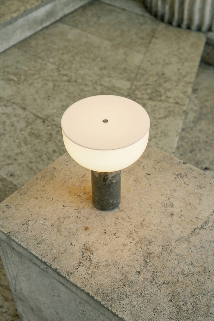 Lámpara de mesa portátil Kizu, Gris du marais New Works