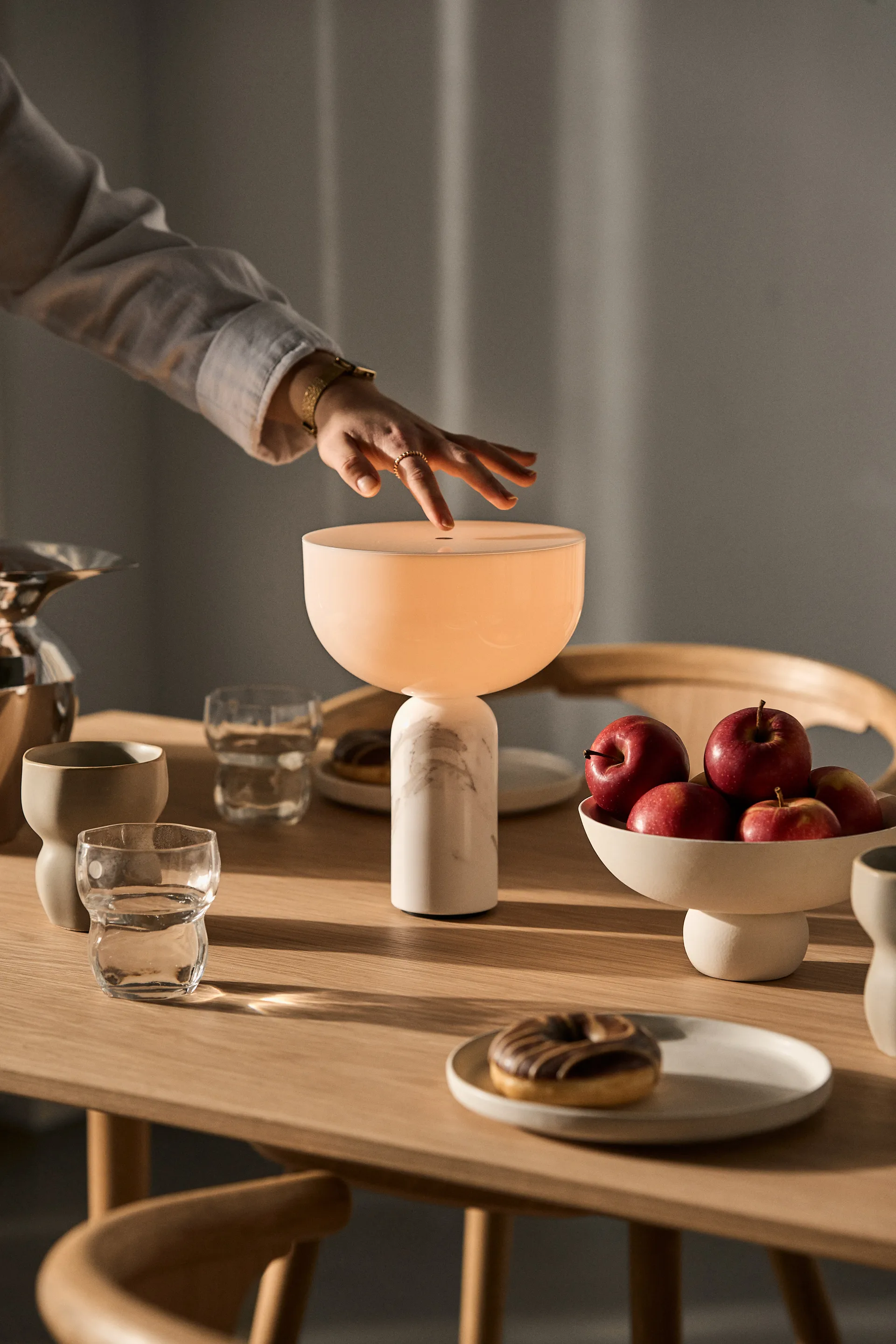 Lámpara de mesa portátil Kizu, White marble New Works